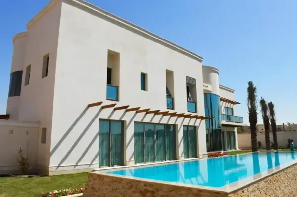 مقارنة تكلفة تكسيات الجدران بالمرايا مقارنة بورق الجدران والدهانات الديكورية