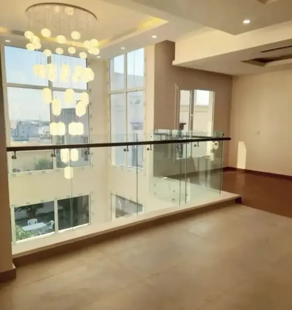 زجاج السيكوريت الاستركشر والمستمر (Curtain Wall) للمباني الإدارية