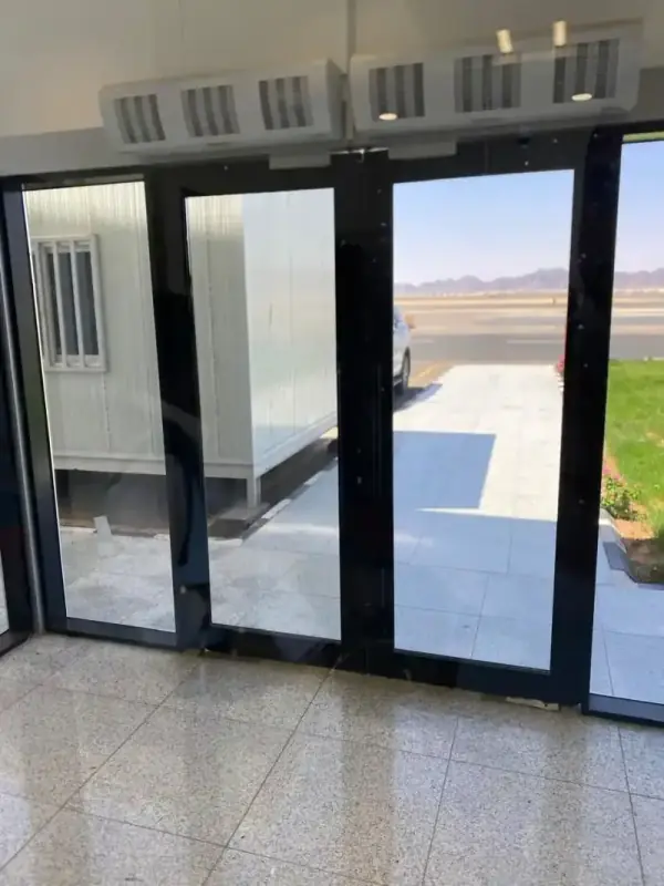كيفية التمييز بين الزجاج فائق النقاء (Extra Clear / Low Iron) والزجاج الشفاف العادي
