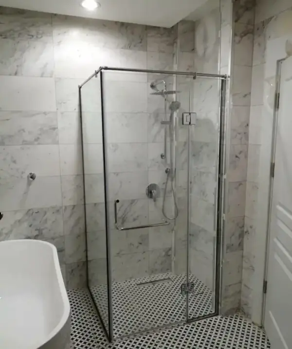كبائن الشاور الزاوية لغرف النوم الرئيسية (Master Suites)