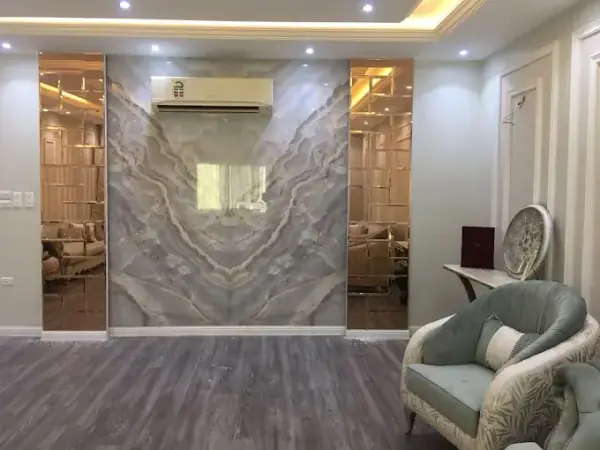 تكسية أعمدة الفلل بالمرايا: حيلة معمارية لإخفاء الأعمدة الخرسانية الضخمة