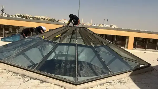 حلول السكاي لايت الزجاجي الهرمي لإنارة الفلل بجدة وعزل الحرارة (Low-E)